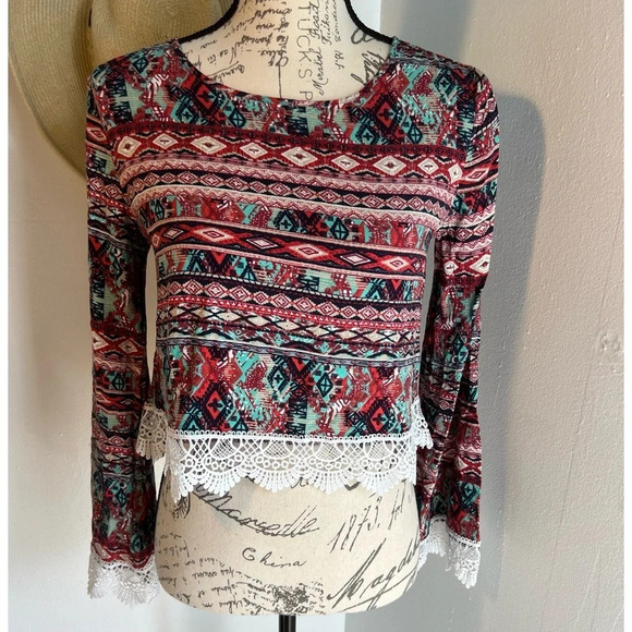 Rue21, M,Aztec, geometric print contrast lace lined hem cuff, long sleeve crop - Picture 1 of 9